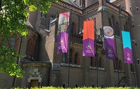 Zwarte - en in kleur vlaggenmasten